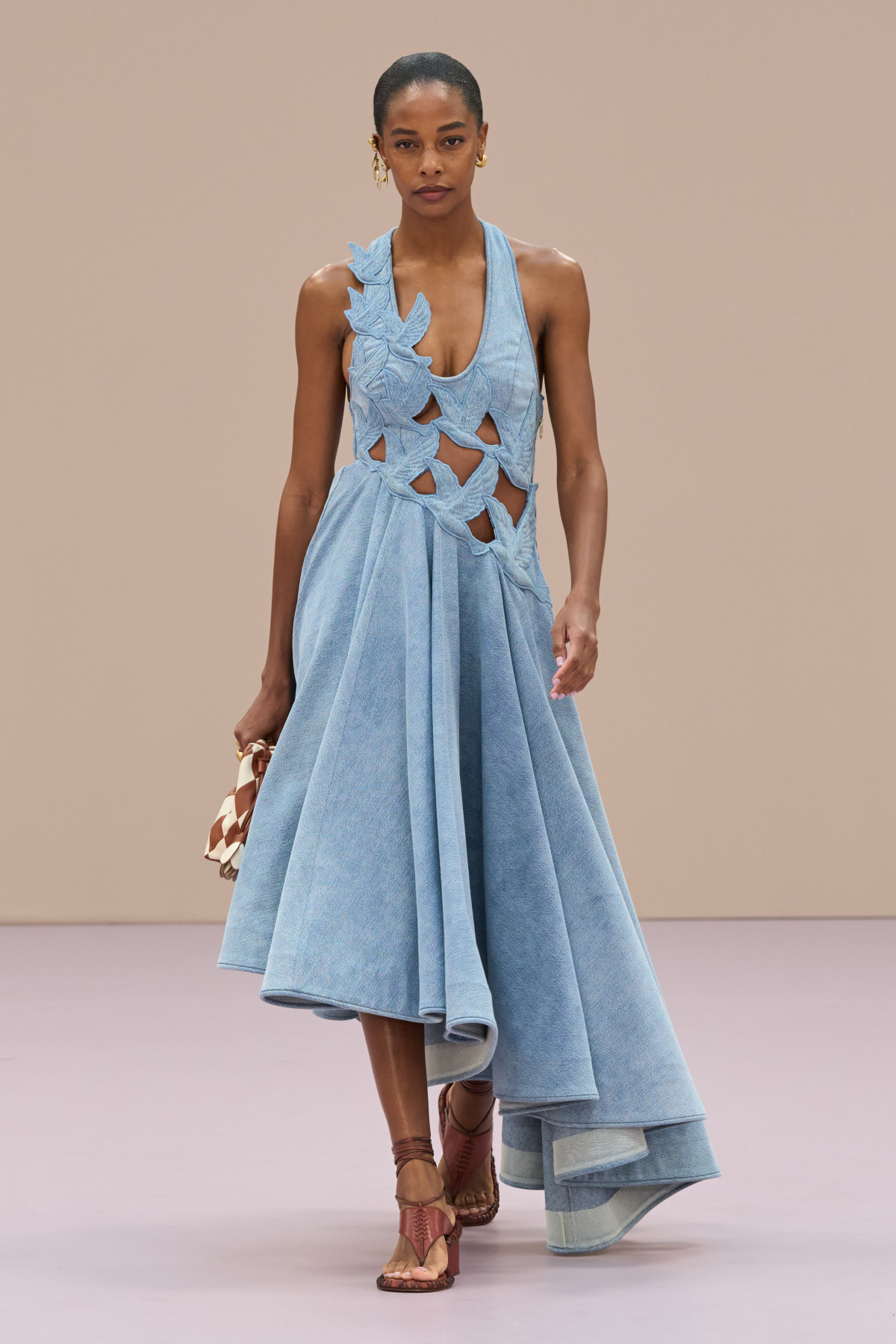 Не тільки салатовий та рожевий: насичений блакитний буде домінувати у весняному сезоні 2026
3