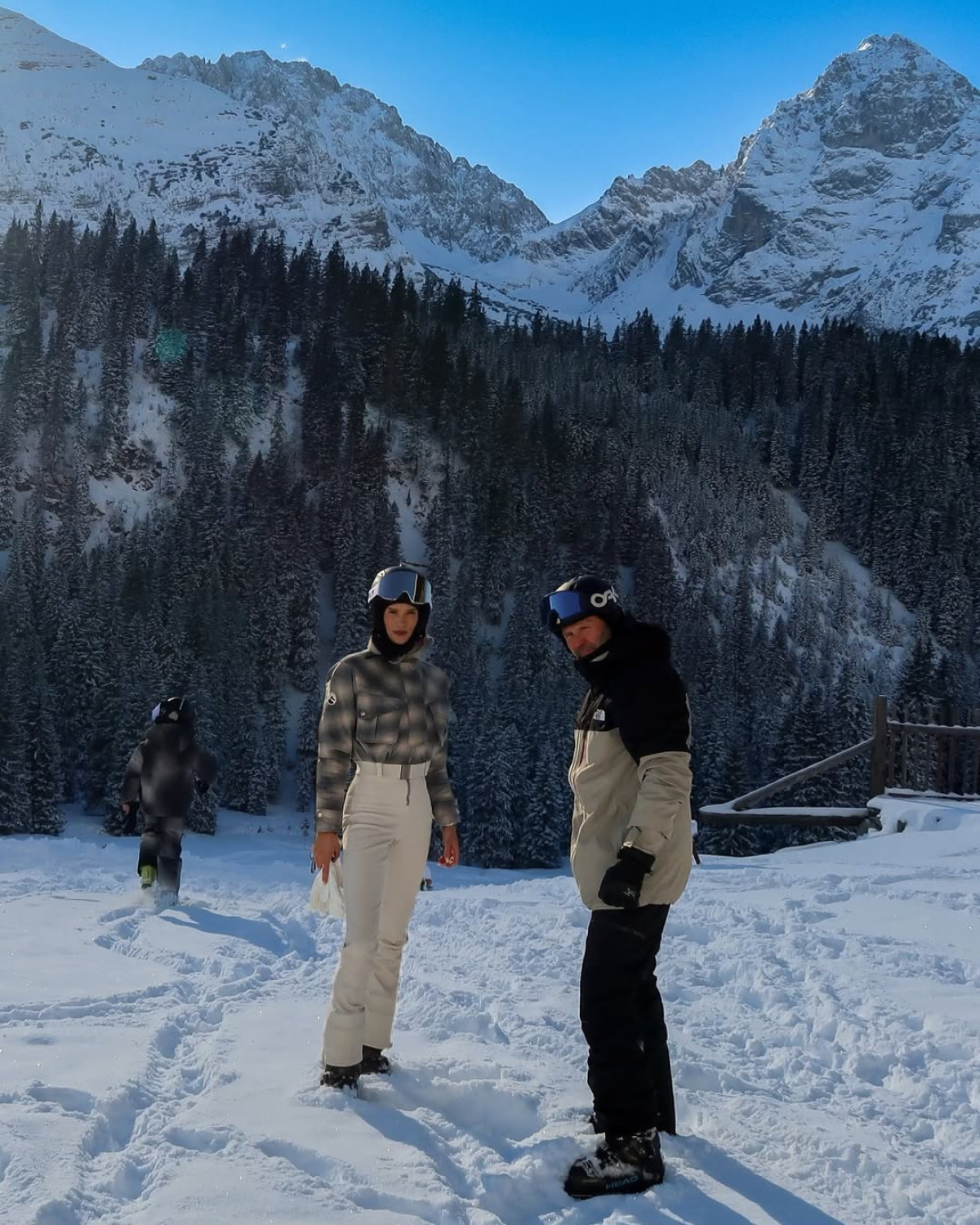 Натхнення від зимового відпочинку Роузі Гантінгтон-Вайтлі: парні образи Стейтемів для гірськолижного курорту
4