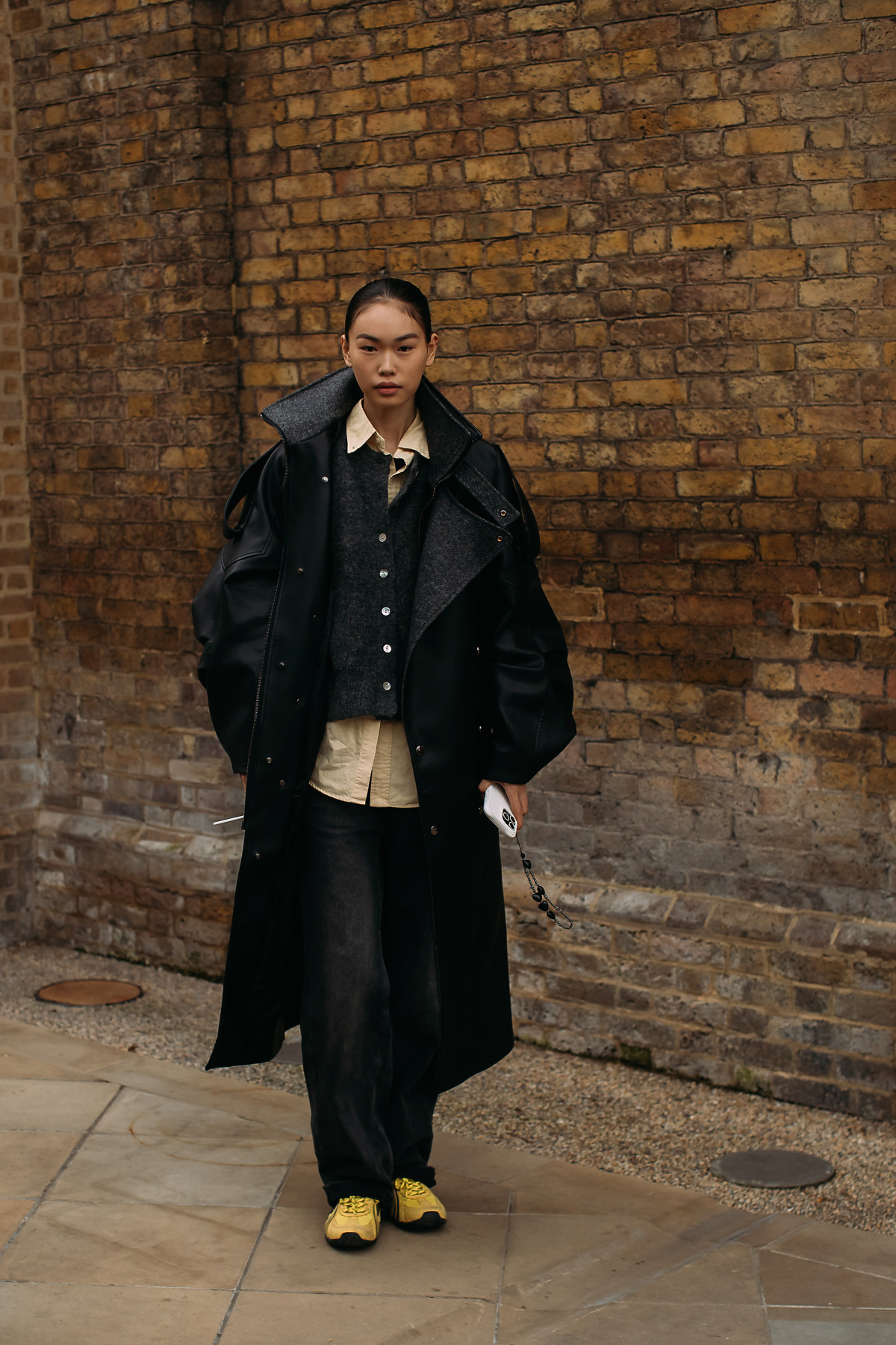 Яке взуття обрати до широких штанів взимку: трендові варіанти
2