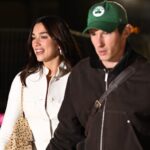 Дуа Ліпа доповнила свою білу мінісукню пухнастою сумкою Chanel для побачення в Парижі