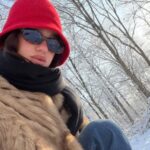 Дуа Ліпа майстерно перетворює сніжний день на показ мод