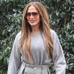 Дженніфер Лопес продовжує свою серію пишних штанів у монохромно-сірому образі