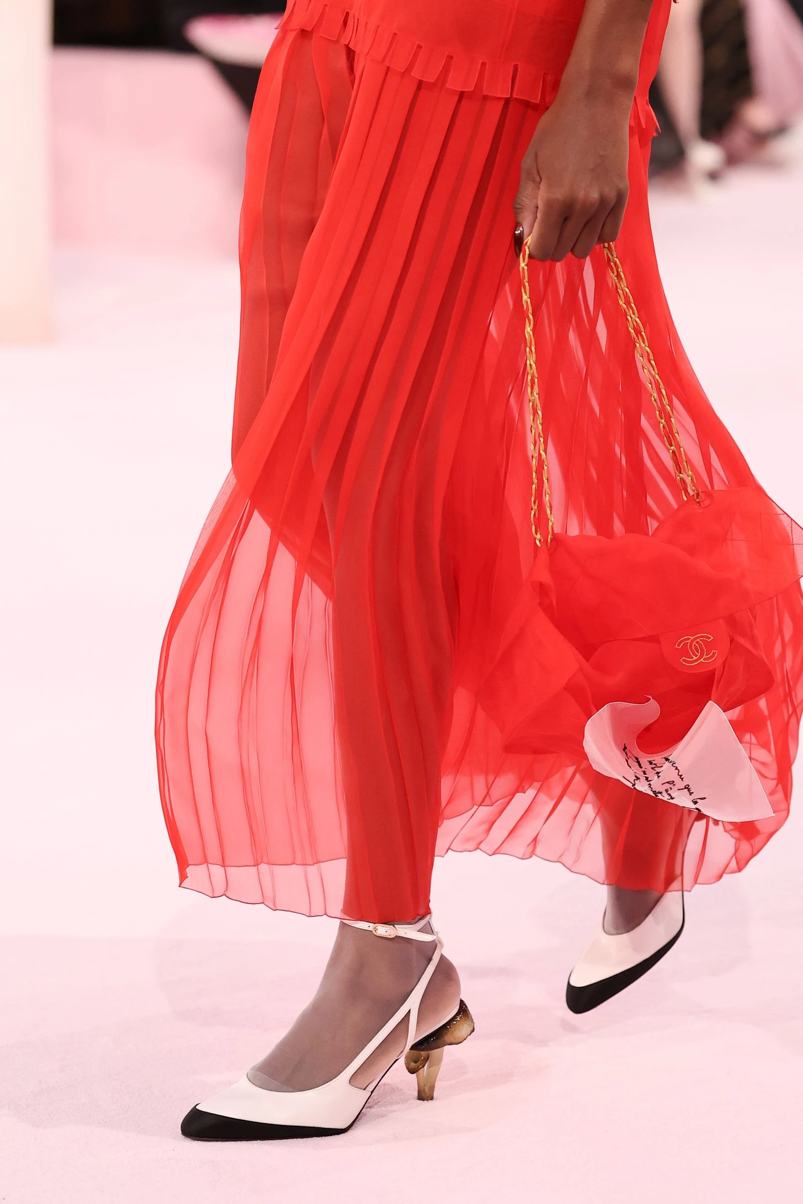 Блазі представив нову ітерацію знаменитої сумки Chanel: легку, наче пір'їнка, та ледь помітну.
2
