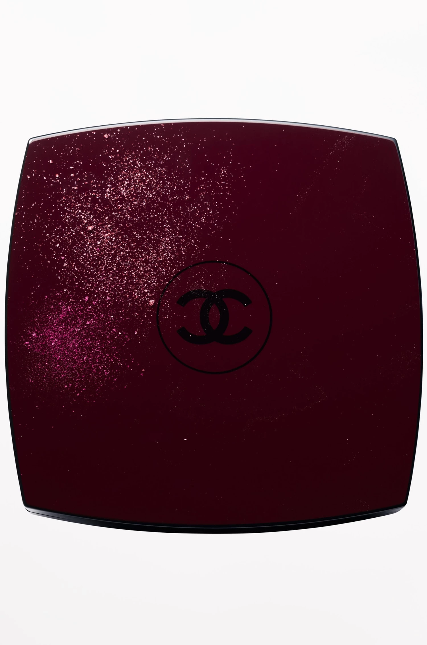 Chanel розкриває Rouge Noir Makeup — нове темне прочитання легендарного кольору.
10