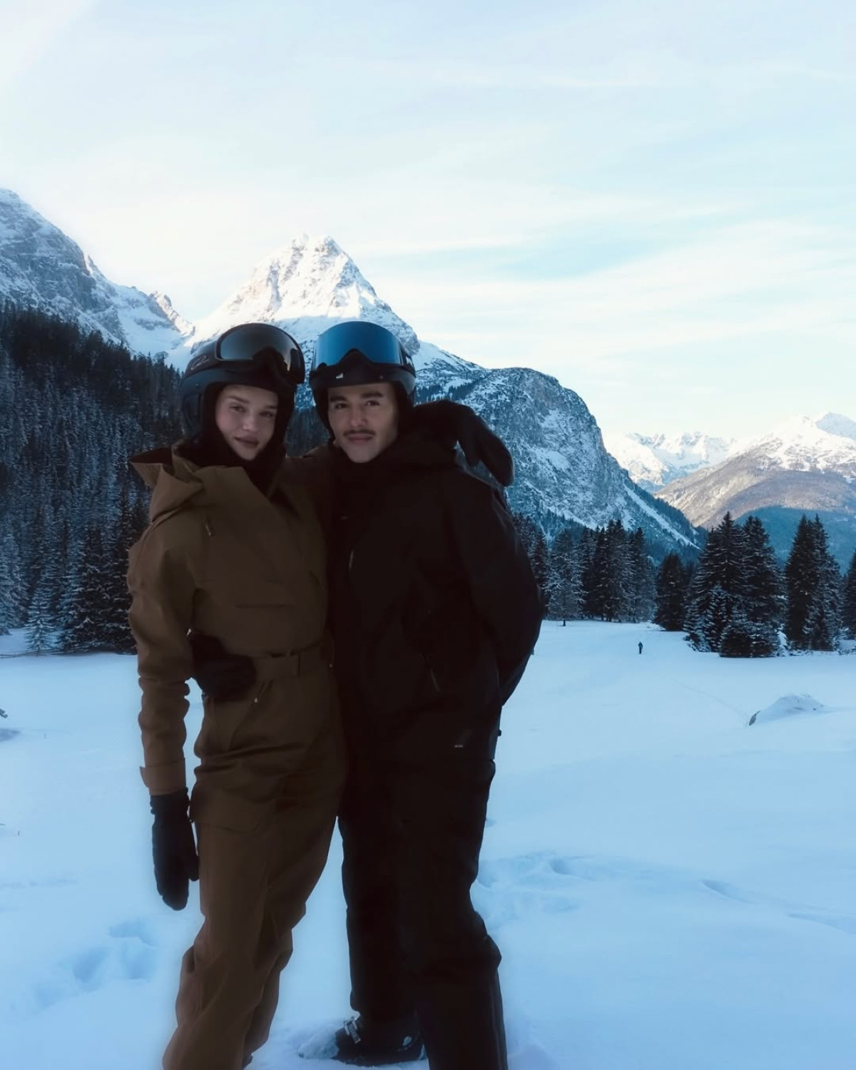 Натхнення від зимового відпочинку Роузі Гантінгтон-Вайтлі: парні образи Стейтемів для гірськолижного курорту
10