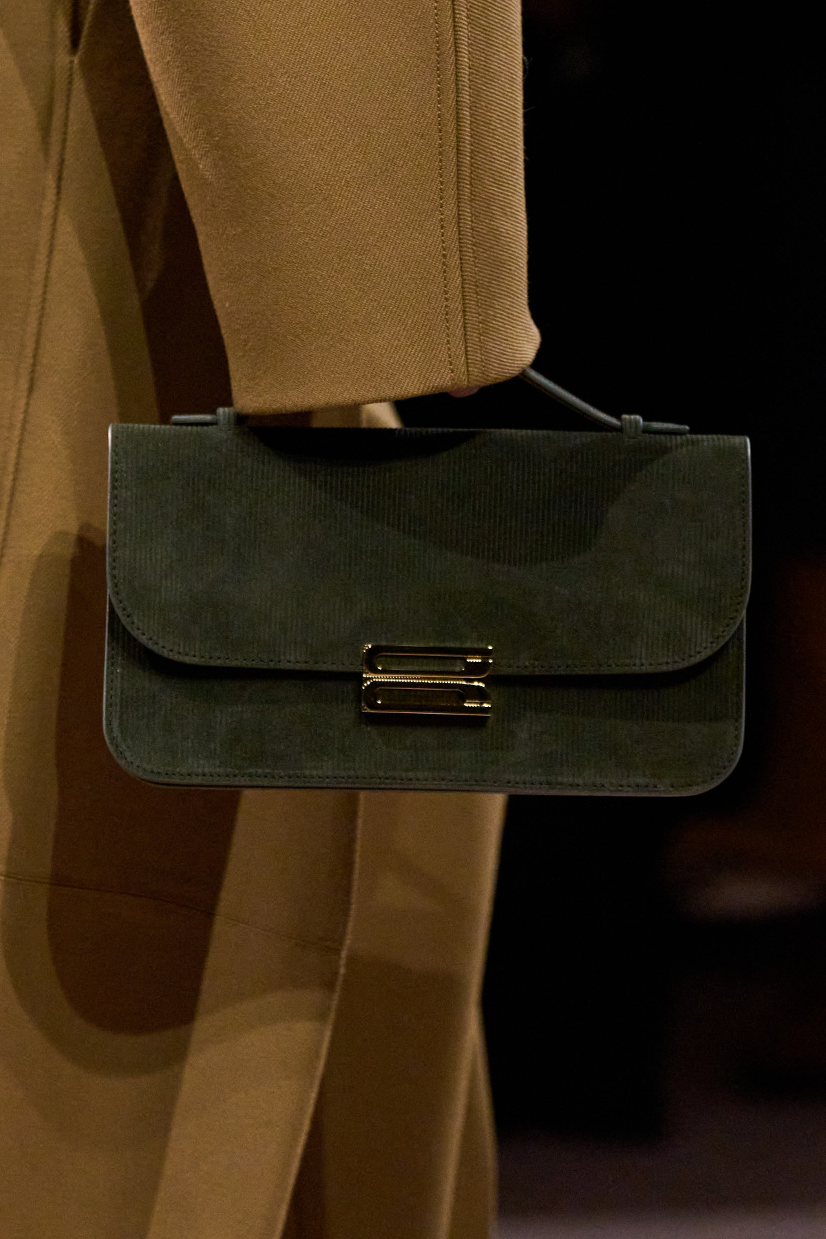 Наймодніші варіанти замість традиційної чорної сумки для поповнення гардеробу у 2026.
12