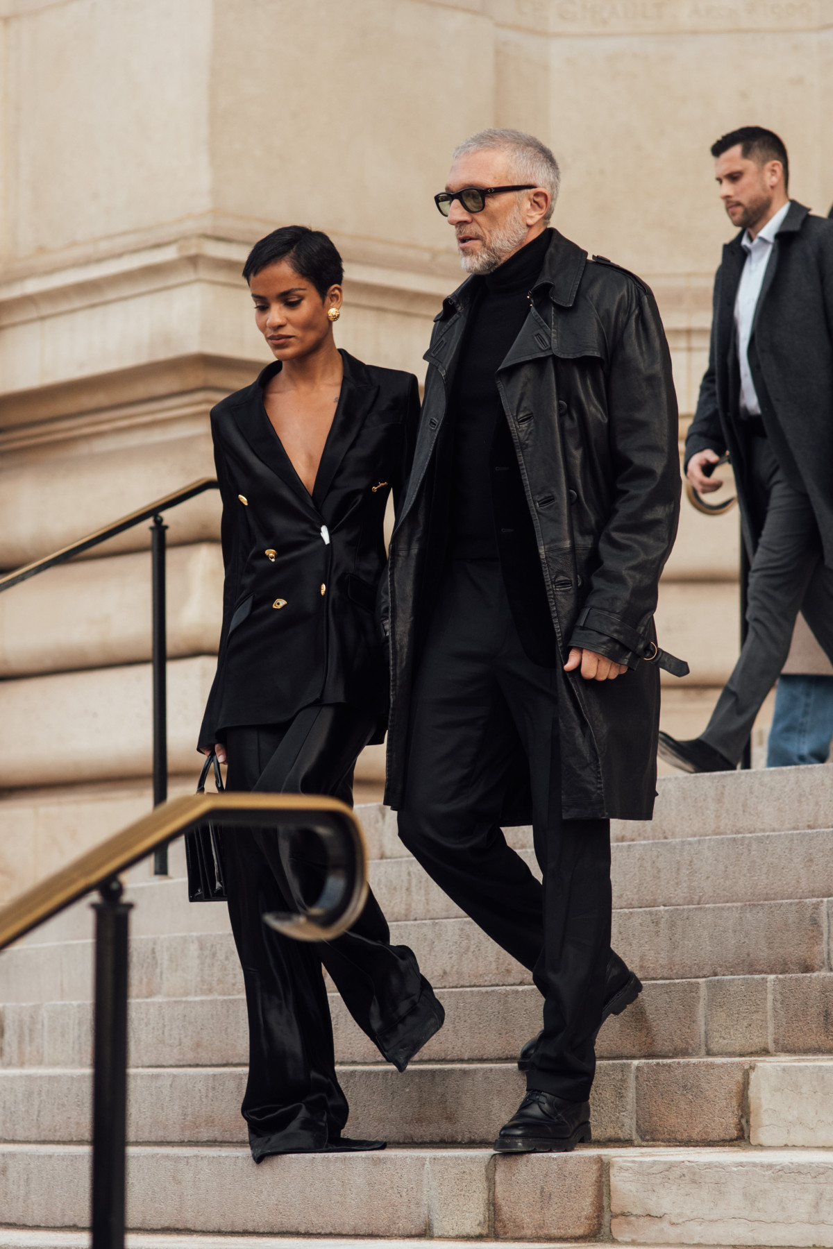 Сяюча Мур в леопарді та Тейлор у прозорій сітці: вбрання на показі Schiaparelli Haute Couture
7