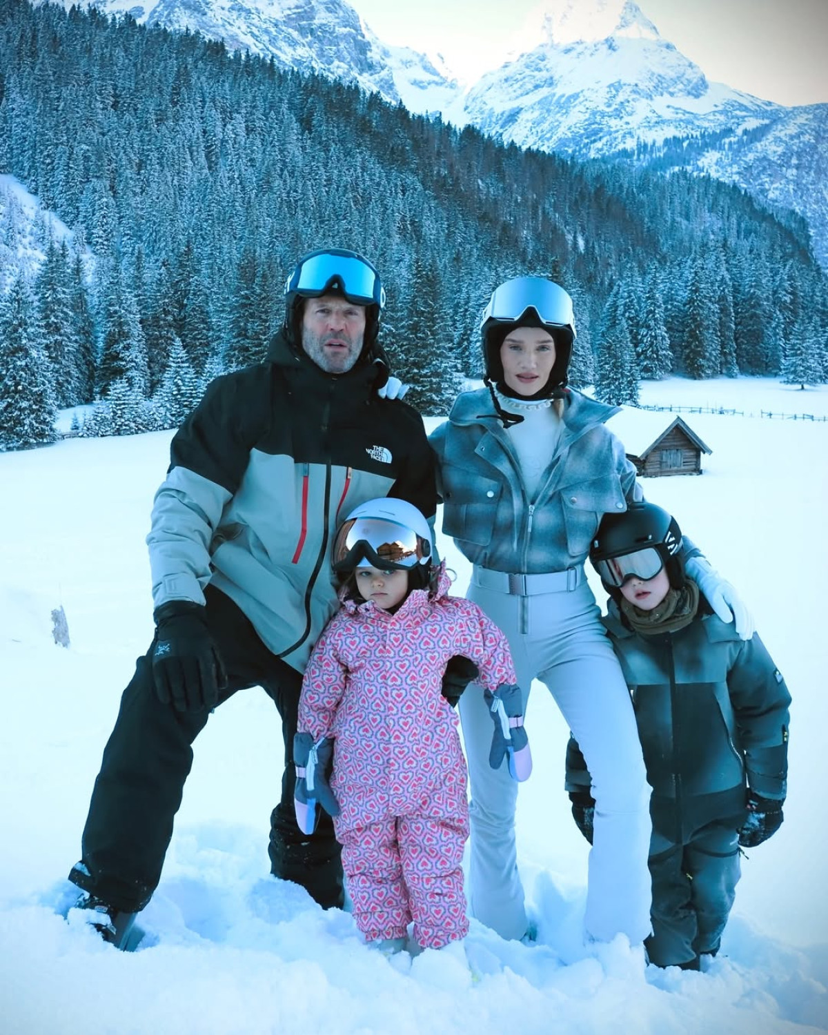 Натхнення від зимового відпочинку Роузі Гантінгтон-Вайтлі: парні образи Стейтемів для гірськолижного курорту
0