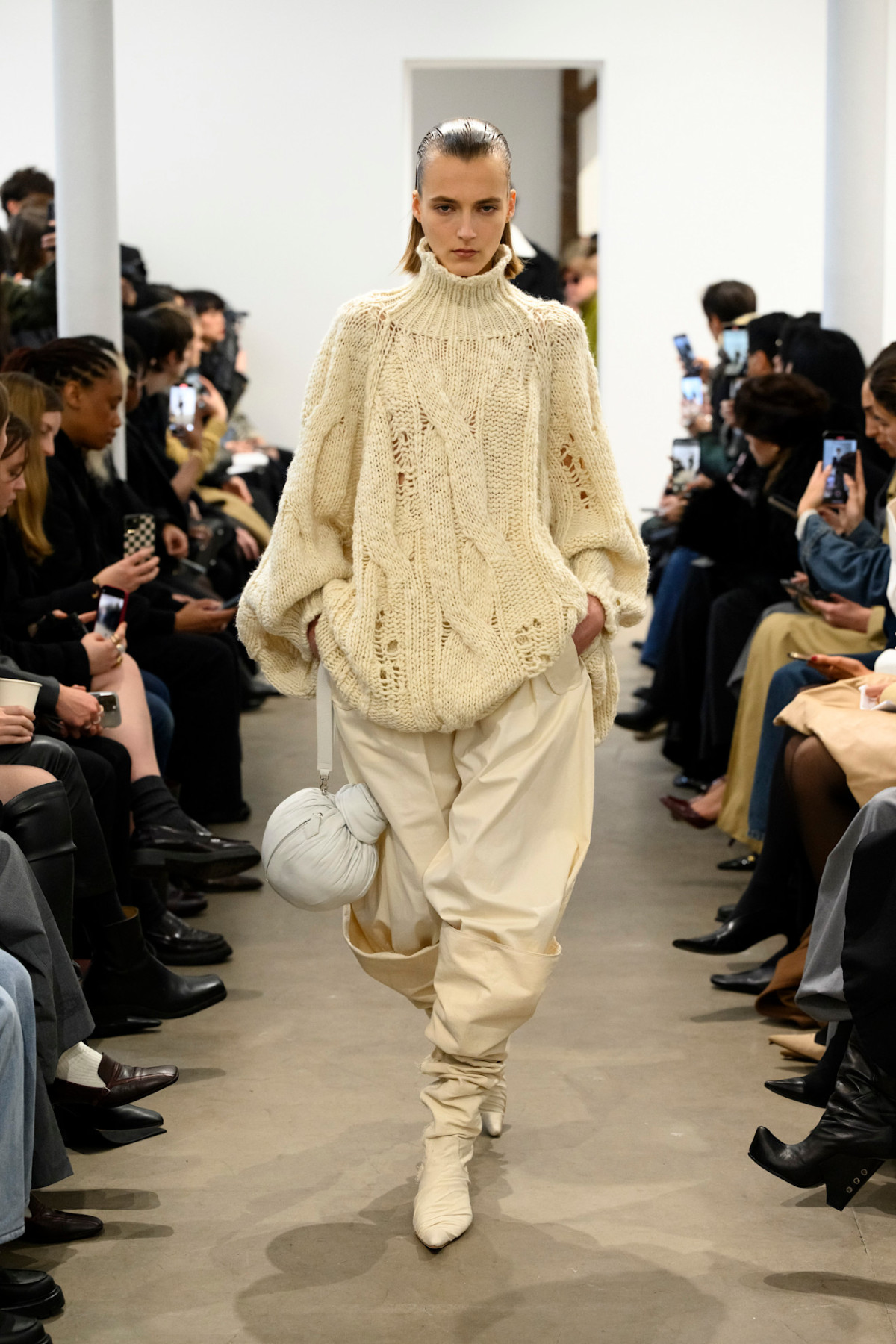 Об'ємні светри 2026: must-have для зимового гардеробу + вибір з-за кордону та України
0