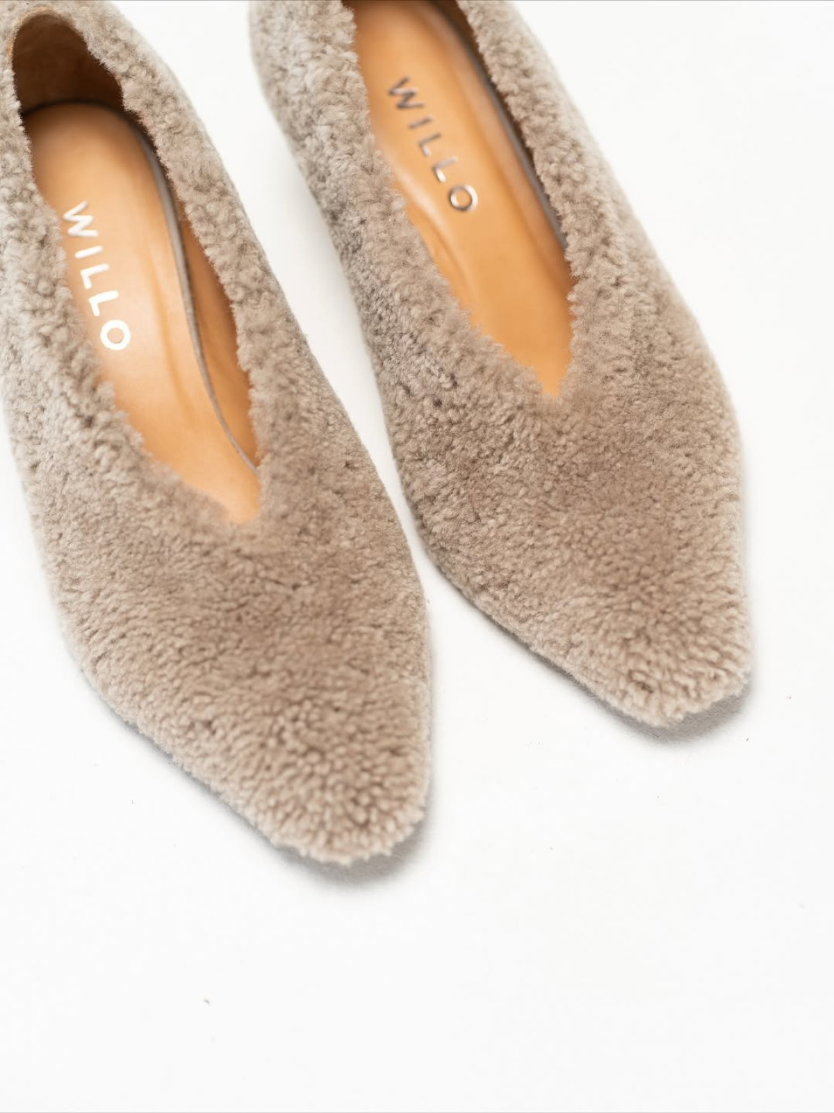 Зимова колекція: Стильні, теплі кросівки, уггі та лофери 2026
11