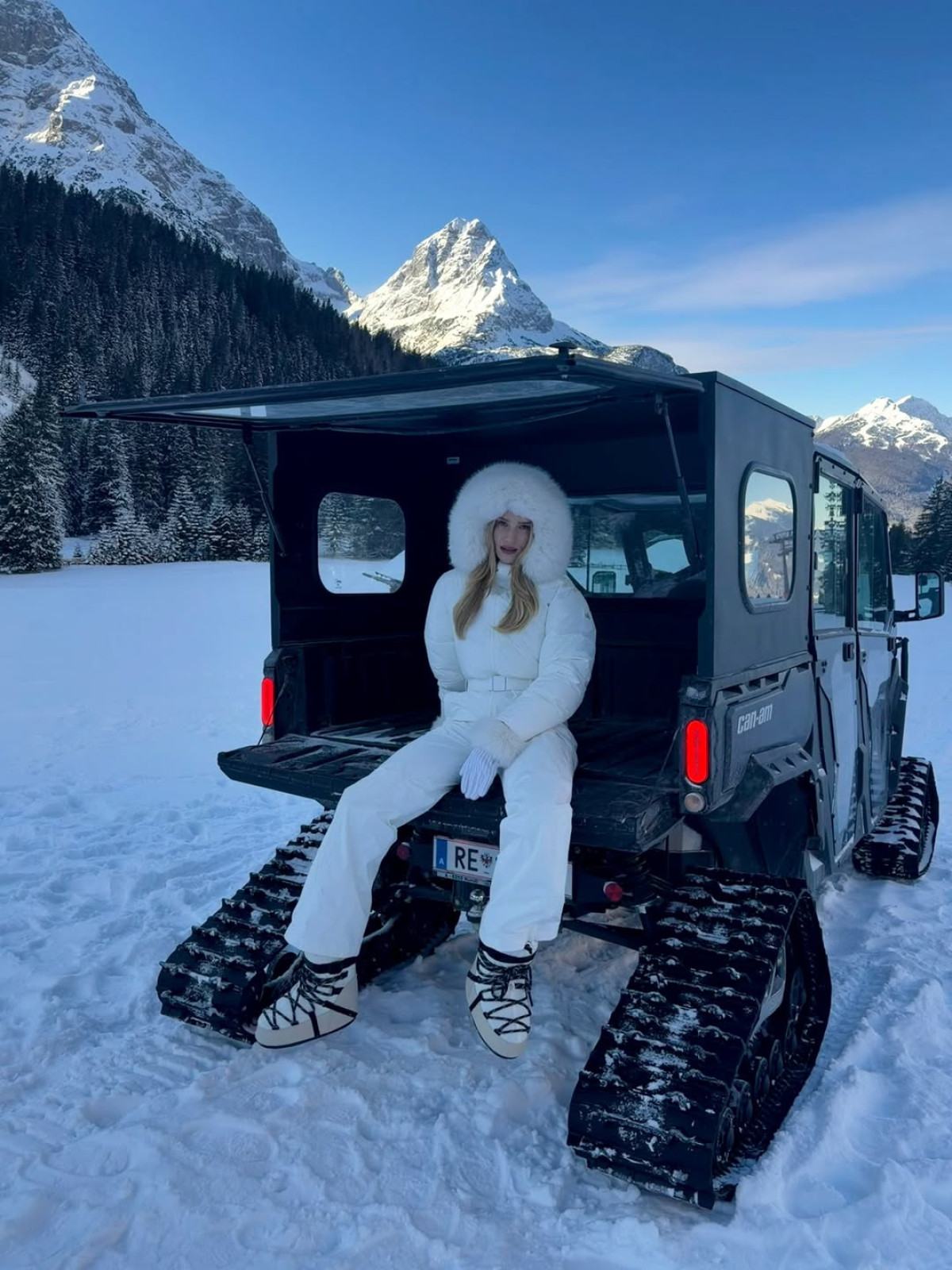 Натхнення від зимового відпочинку Роузі Гантінгтон-Вайтлі: парні образи Стейтемів для гірськолижного курорту
9