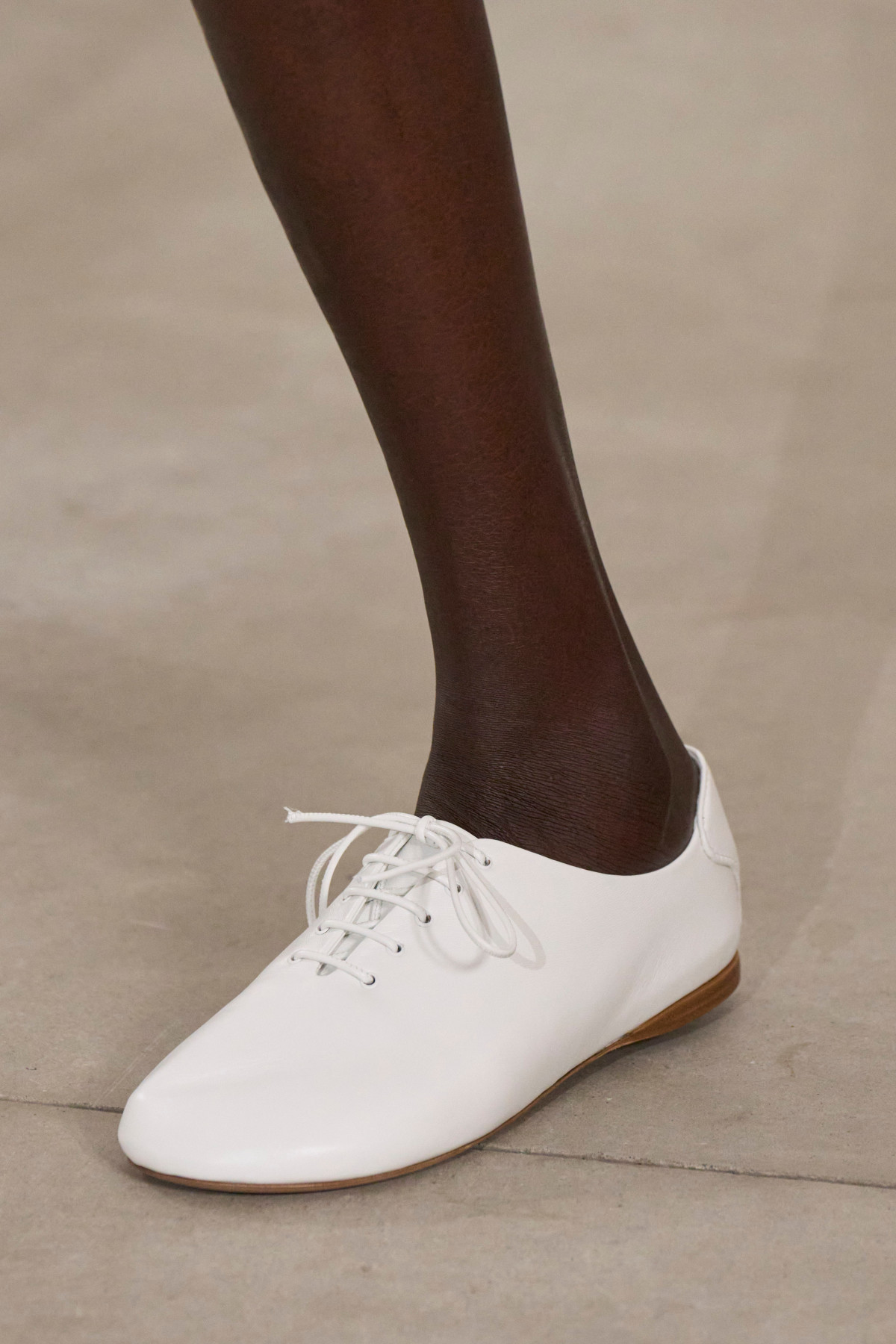 Білі кеди - головний тренд 2026 року, завдяки Ніколь Кідман.
0