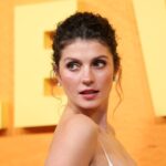 Емілі Бейдер відзначає людей, яких ми зустрічаємо у відпустці, сукнею від Девіда Коми та закулісні фотографії