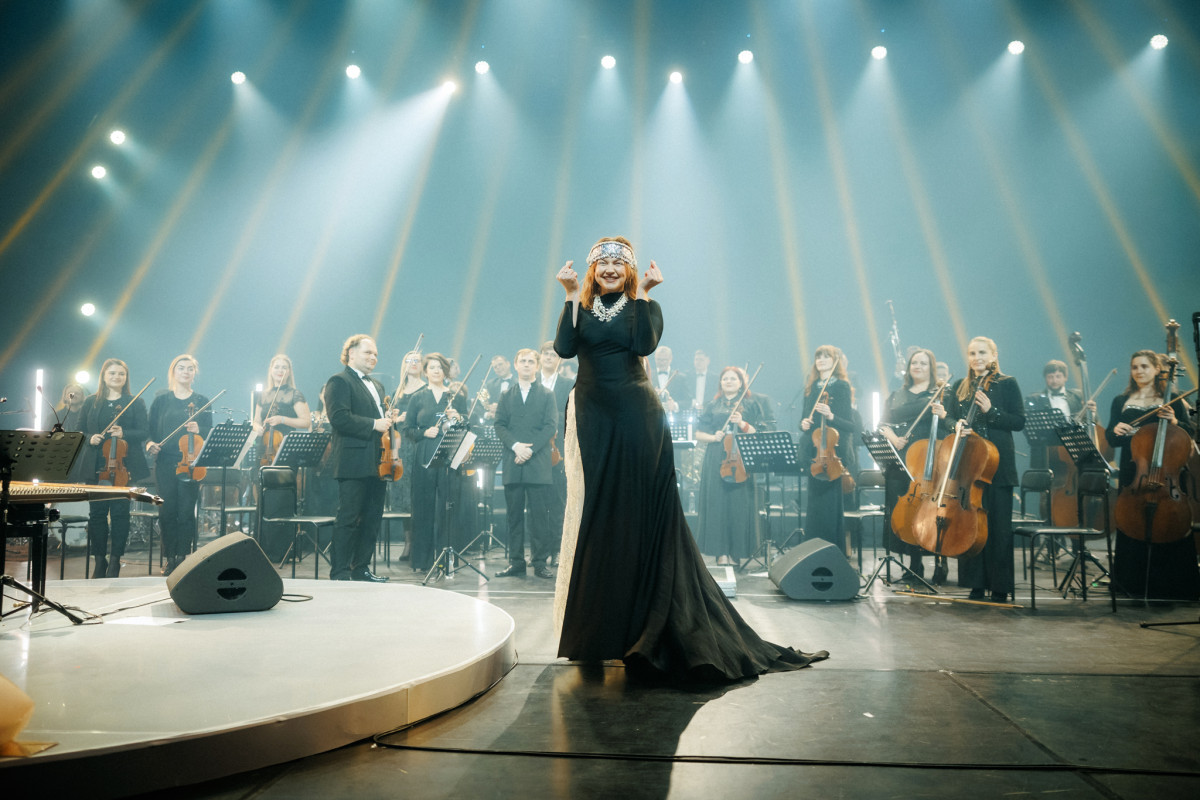 Українські символи та коди в сценічних костюмах Марини Круть на різдвяному шоу
2