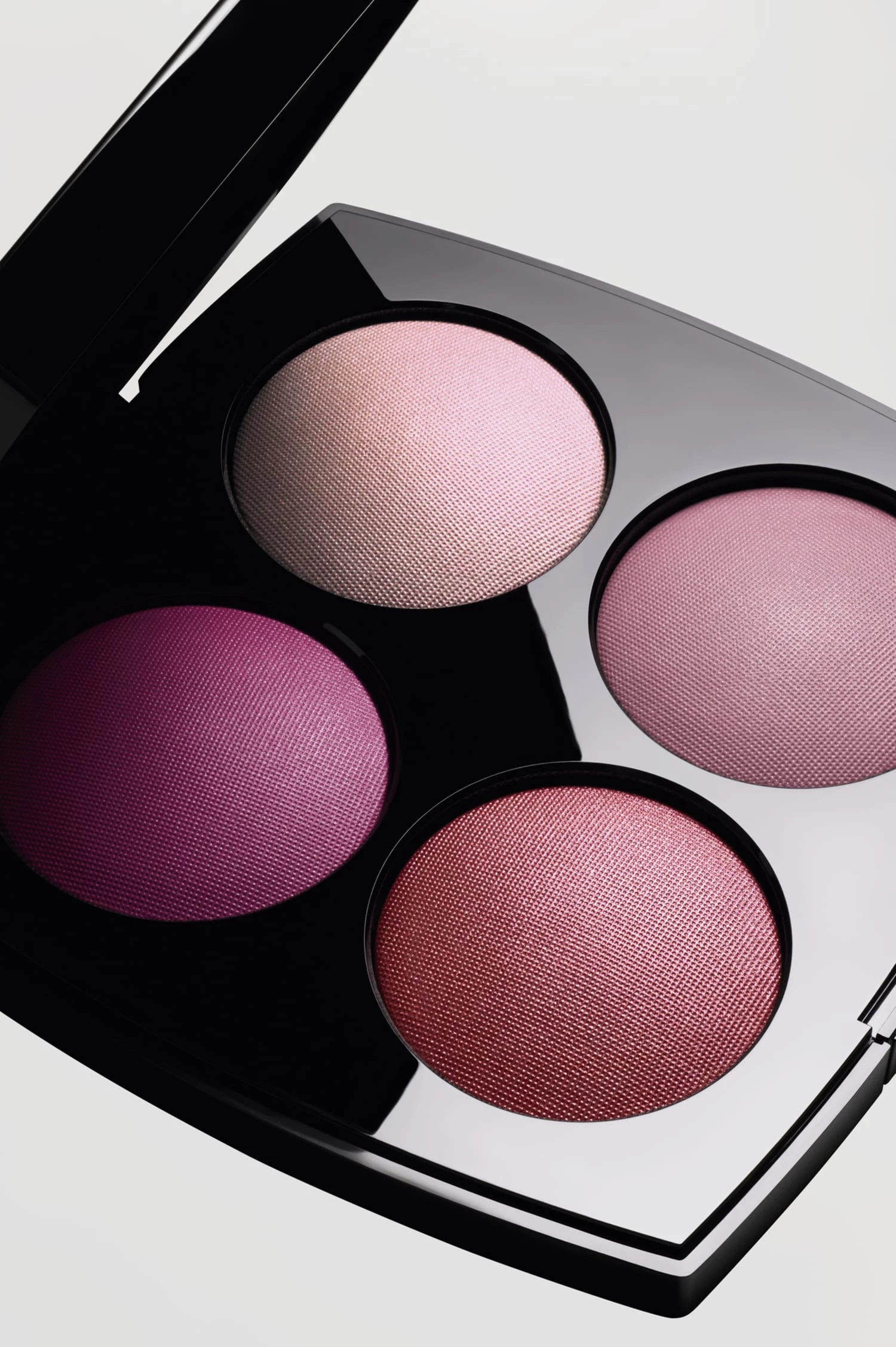 Chanel розкриває Rouge Noir Makeup — нове темне прочитання легендарного кольору.
15