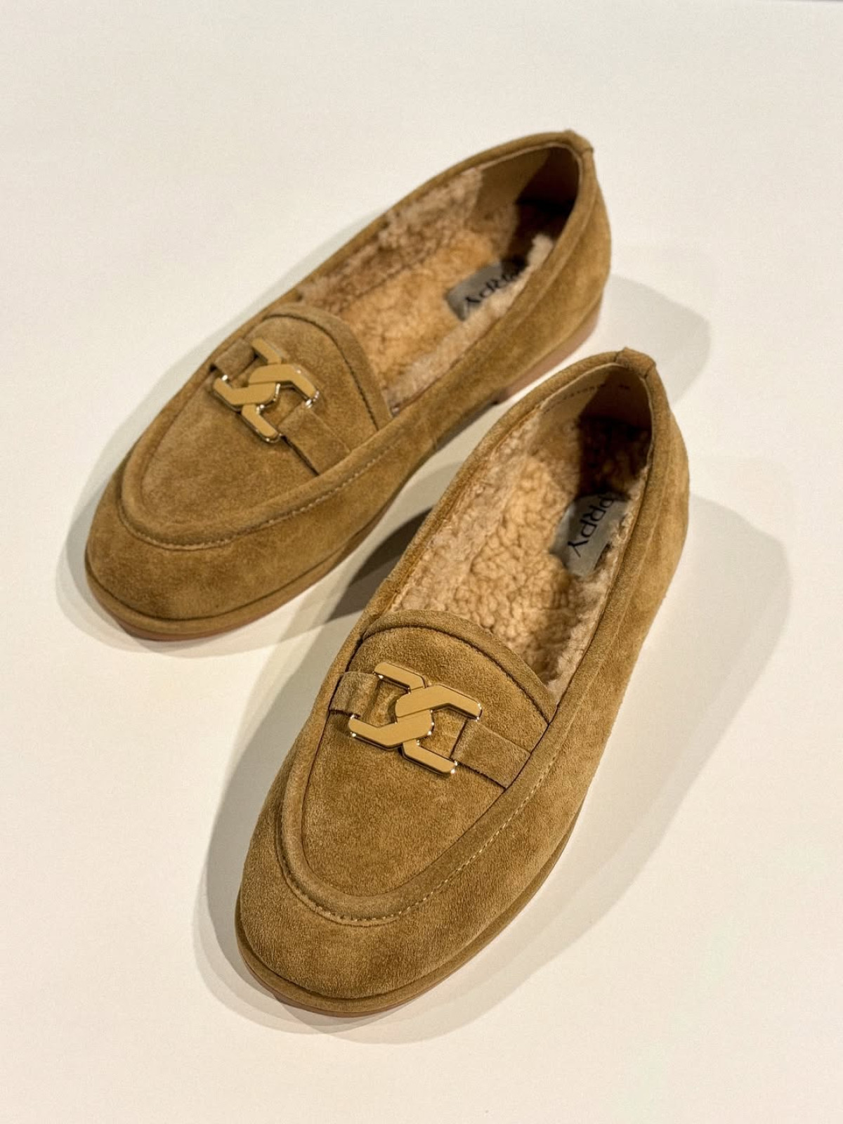 Зимова колекція: Стильні, теплі кросівки, уггі та лофери 2026
6