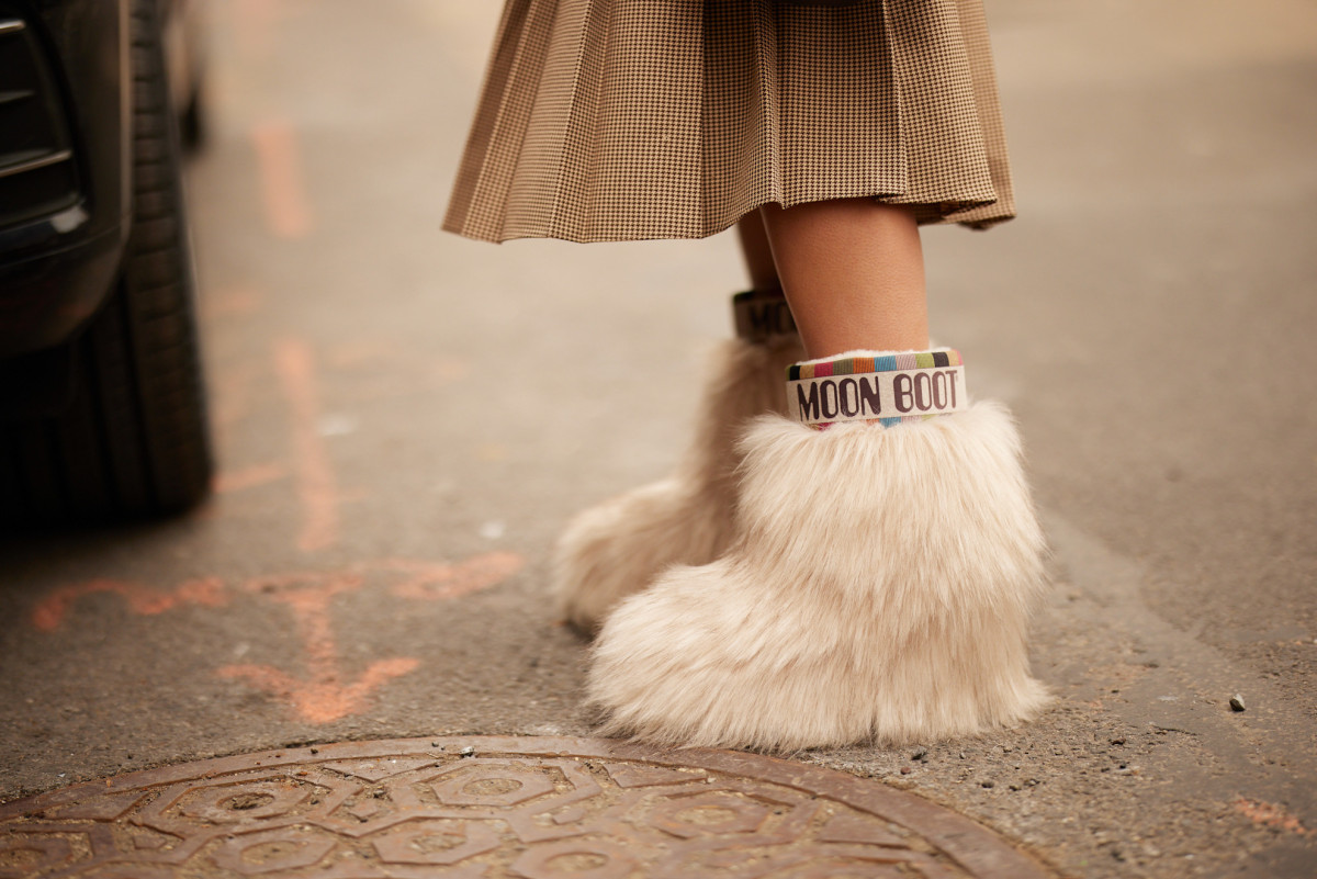 Зимова колекція: Стильні, теплі кросівки, уггі та лофери 2026
0