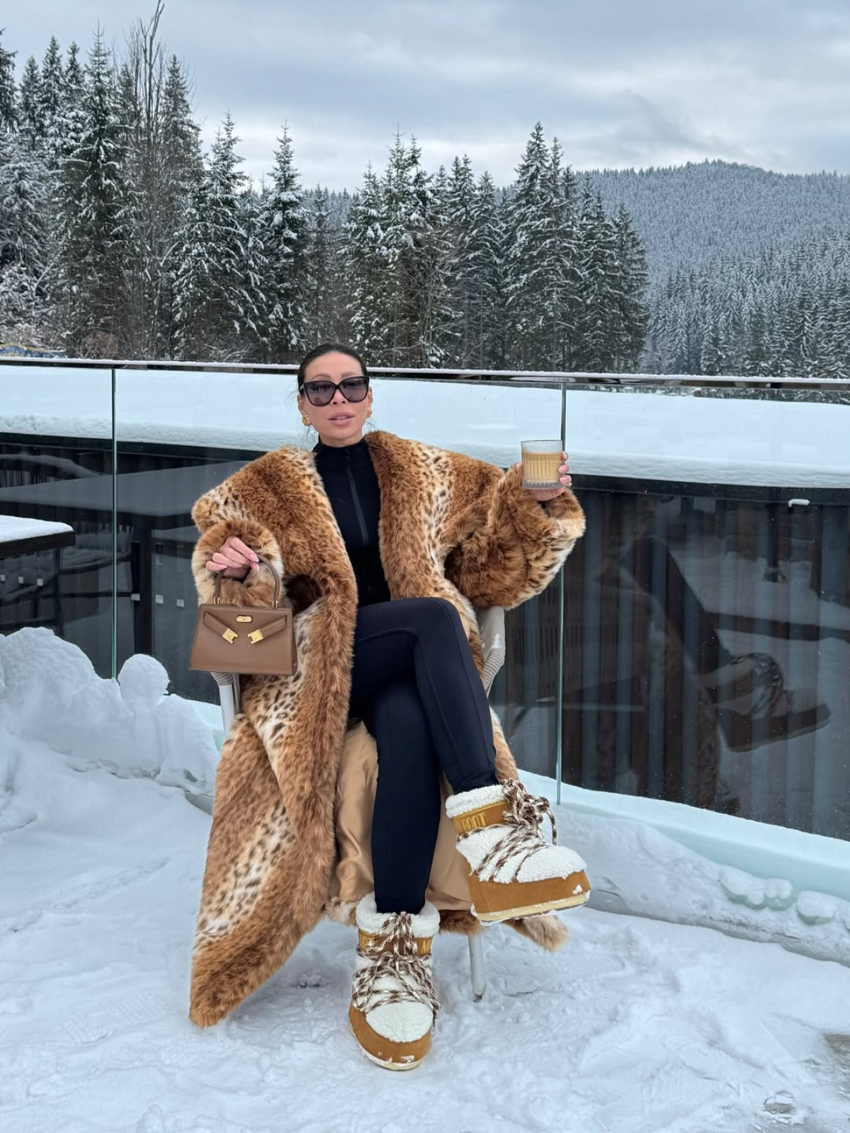 З чим поєднати еко-шубу взимку 2026: 20 стильних луків від модниць
1