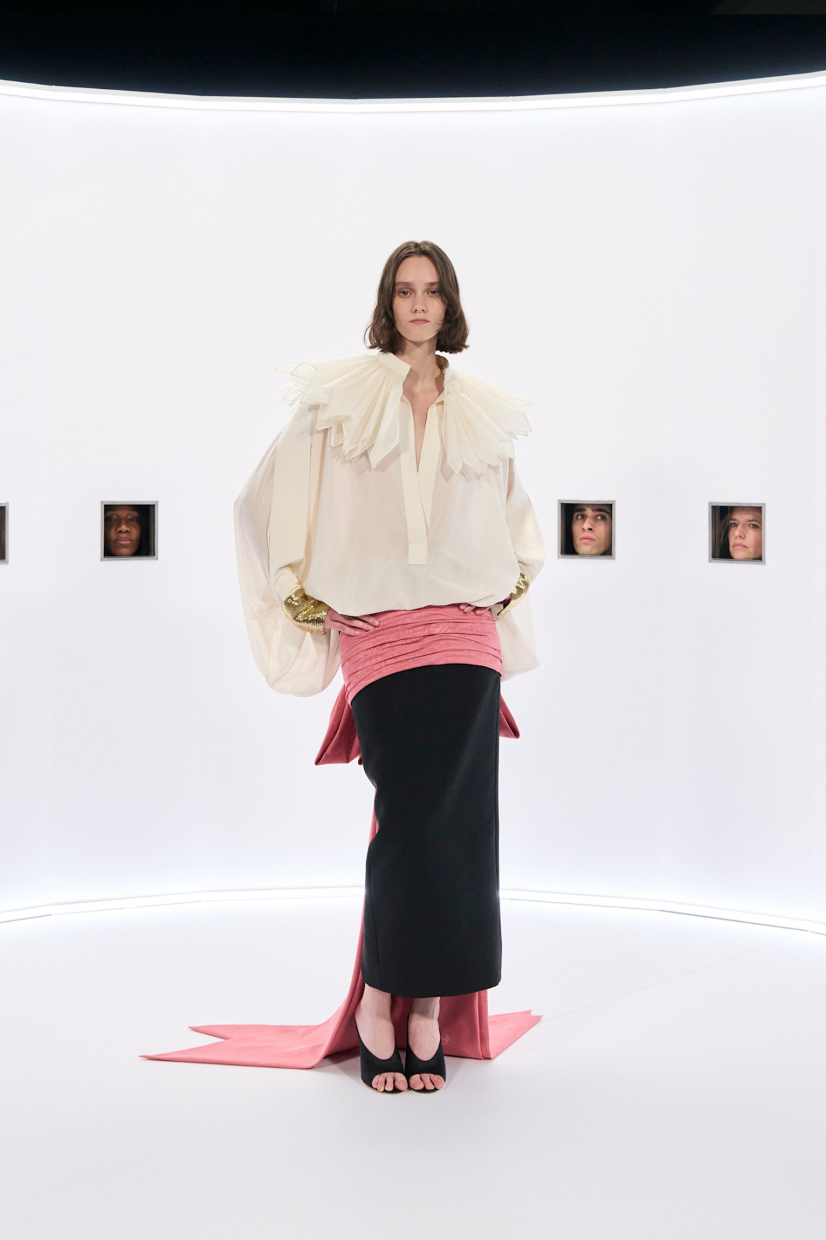 Від вікторіанського стилю до розквіту Голлівуду: перший показ Алессандро Мікеле в Valentino Haute Couture
51