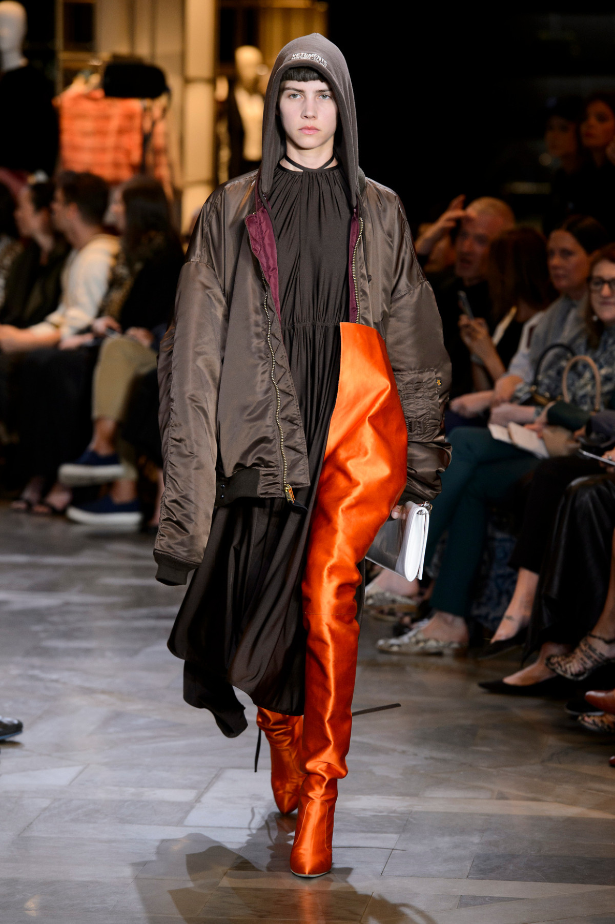 Знову в моді: цей вінтажний елемент стане головним трендом весни.
3