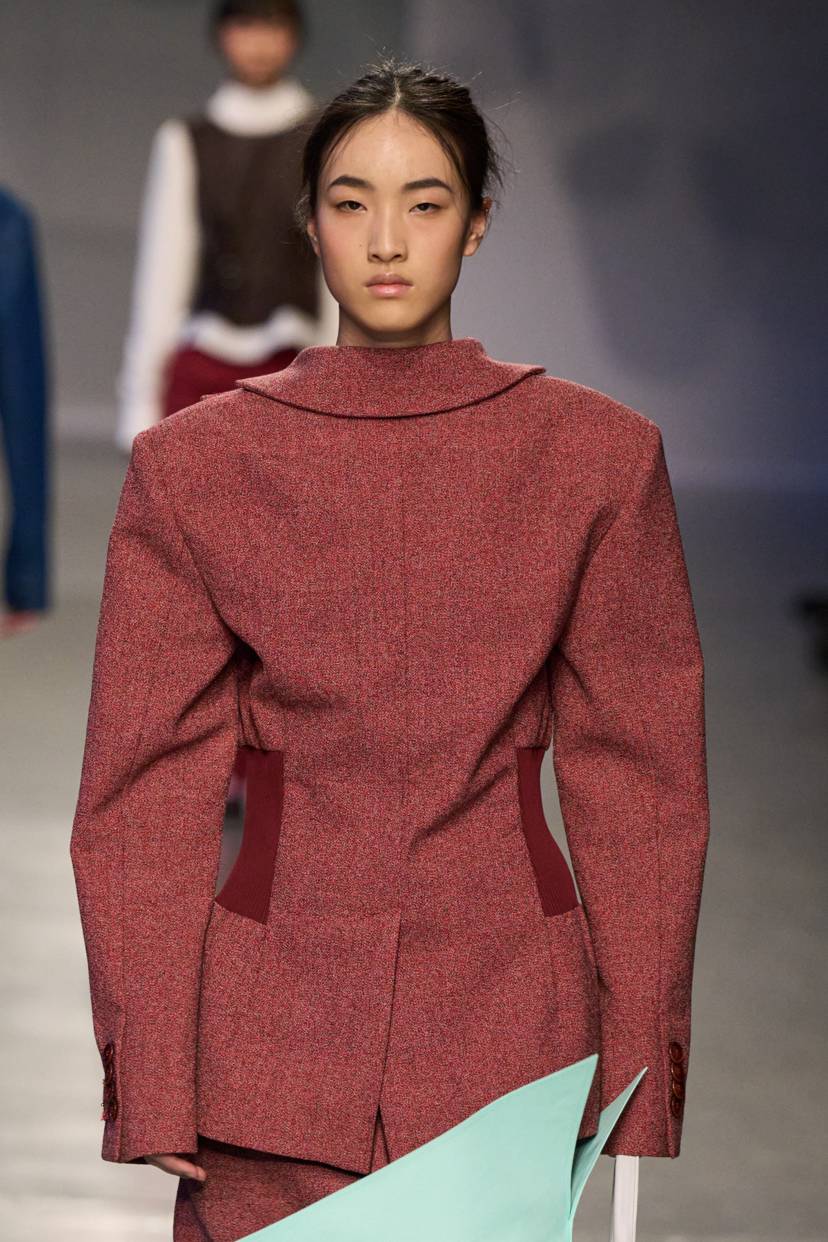 Одяг навпаки: найскандальніша тенденція, що підкорить моду у 2026.
4