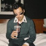 Гаррі Стайлз постійно цілується. Епоха диско, іноді з сорочкою Prada з принтом на губах.