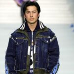 Хадсон Вільямс підморгує Шейну Холландеру під час свого дебюту на подіумі в Мілані