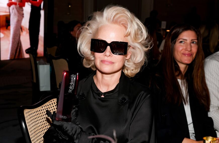 Памела Андерсон надає своєму фірмовому білявому кольору полуничного відтінку завдяки своїй останній трансформації волосся