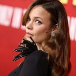 Рейчел МакАдамс одягається з асиметричною зачіскою LBD з проблисками захоплення.