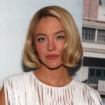 Сідні Суїні одягнена в білі стрічки з органзи для свіжого погляду на оголене вбрання