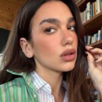 Стиль Дуа Ліпи з Кейптауна включає червону військову куртку, багатошарові сукні на ґудзиках та кілька грайливих поясів