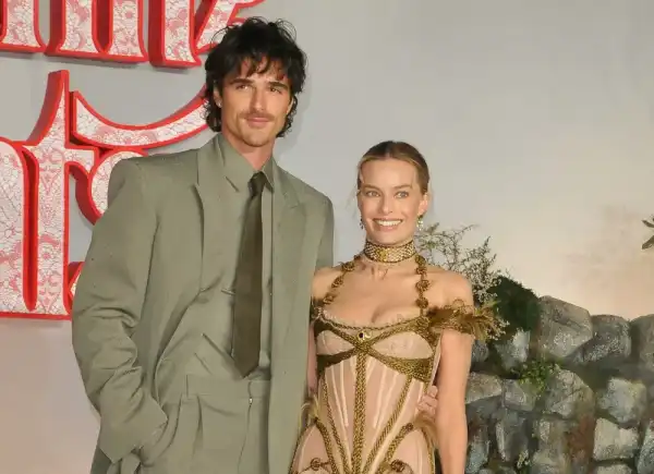 Джейкоб Елроді та Марго Роббі відтворили культову сцену з “Грозового перевалу” на&hellip;