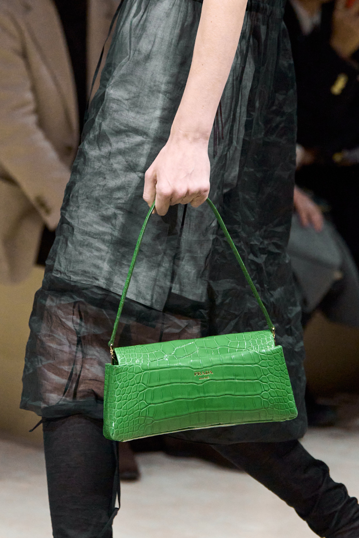 Пухнасті чоботи, розшиті шкарпетки та сумки з крокодилячої шкіри: які аксесуари Prada будуть в тренді цього сезону серед модниць
5