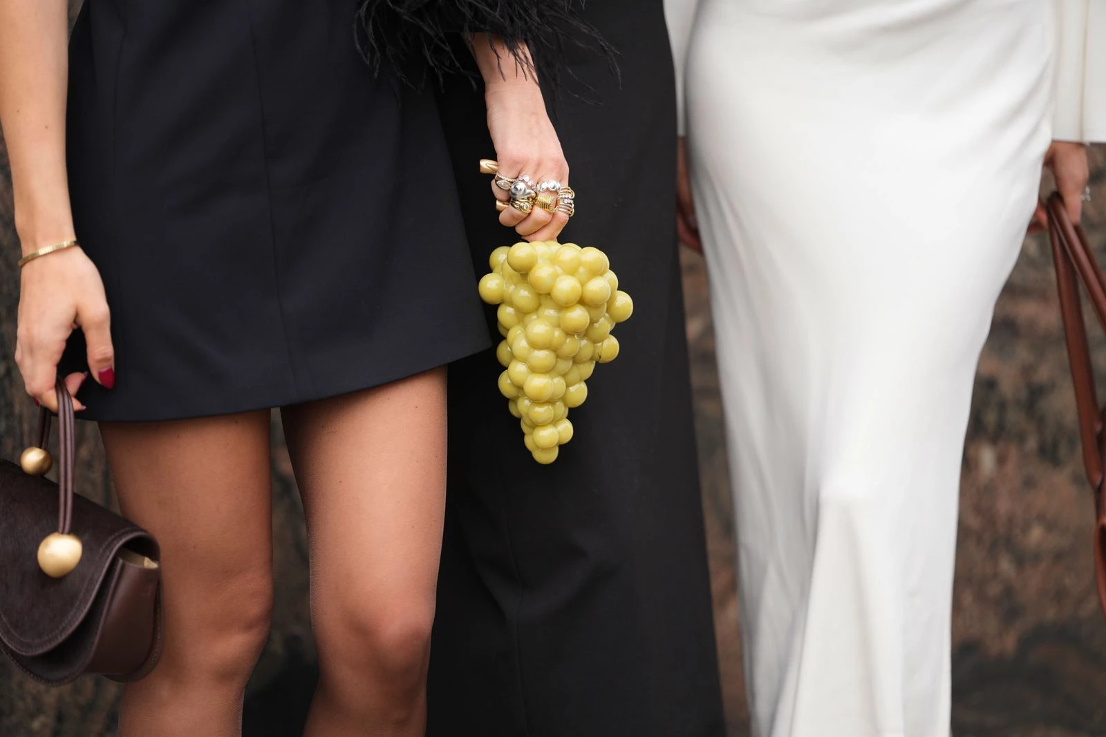 Найбільш обговорювані сумки з модних показів: стиль переважає функціональність.
1