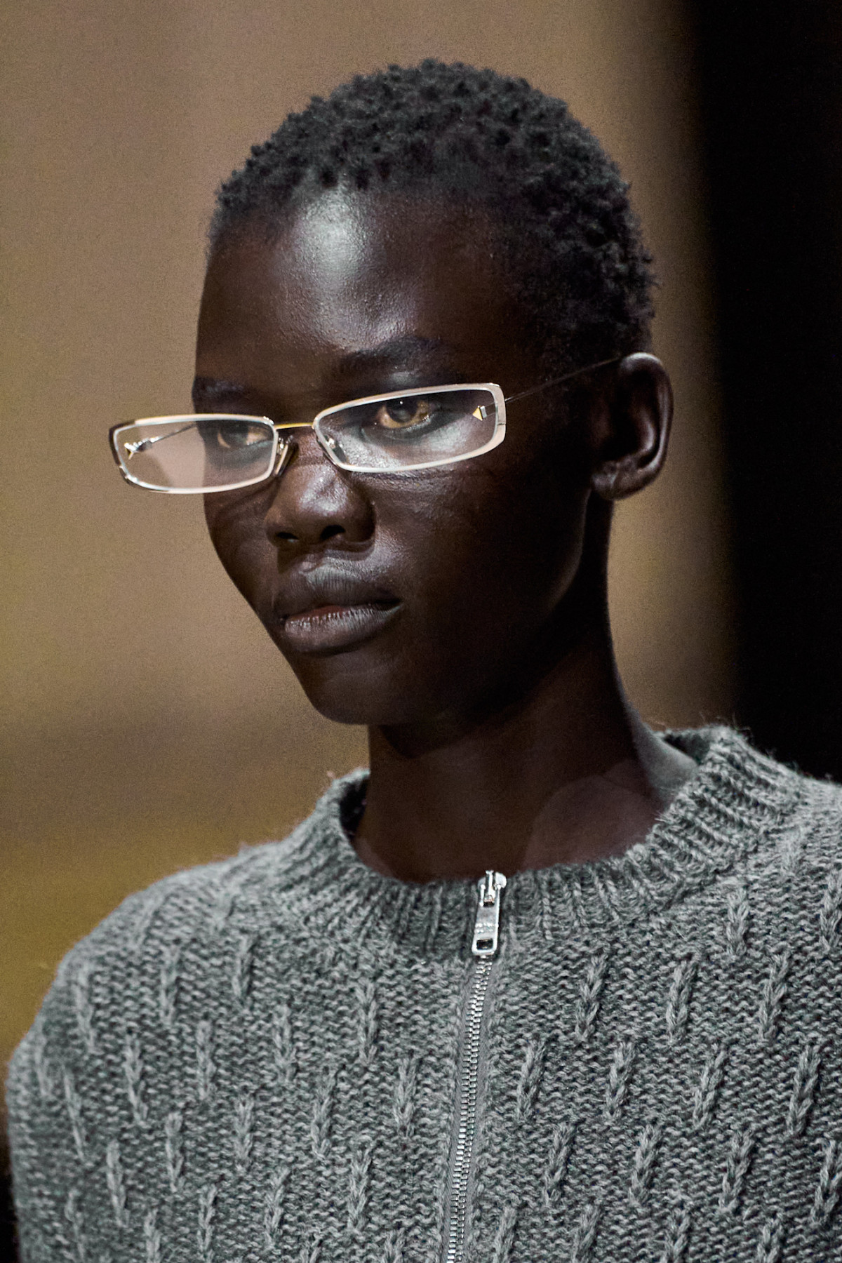 Пухнасті чоботи, розшиті шкарпетки та сумки з крокодилячої шкіри: які аксесуари Prada будуть в тренді цього сезону серед модниць
12