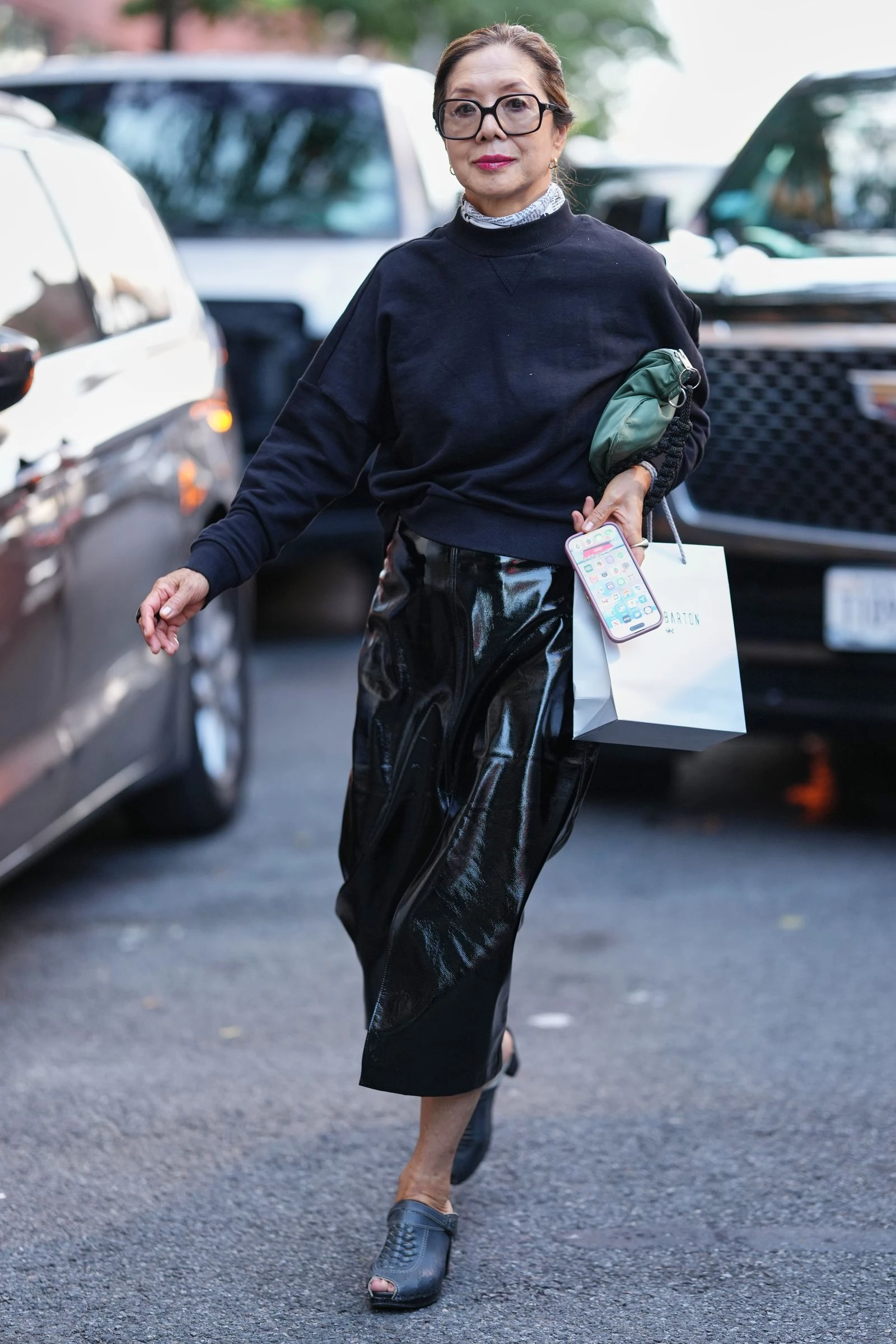 Блискуча спідниця: обов'язковий елемент твого гардеробу в цьому сезоні.
7