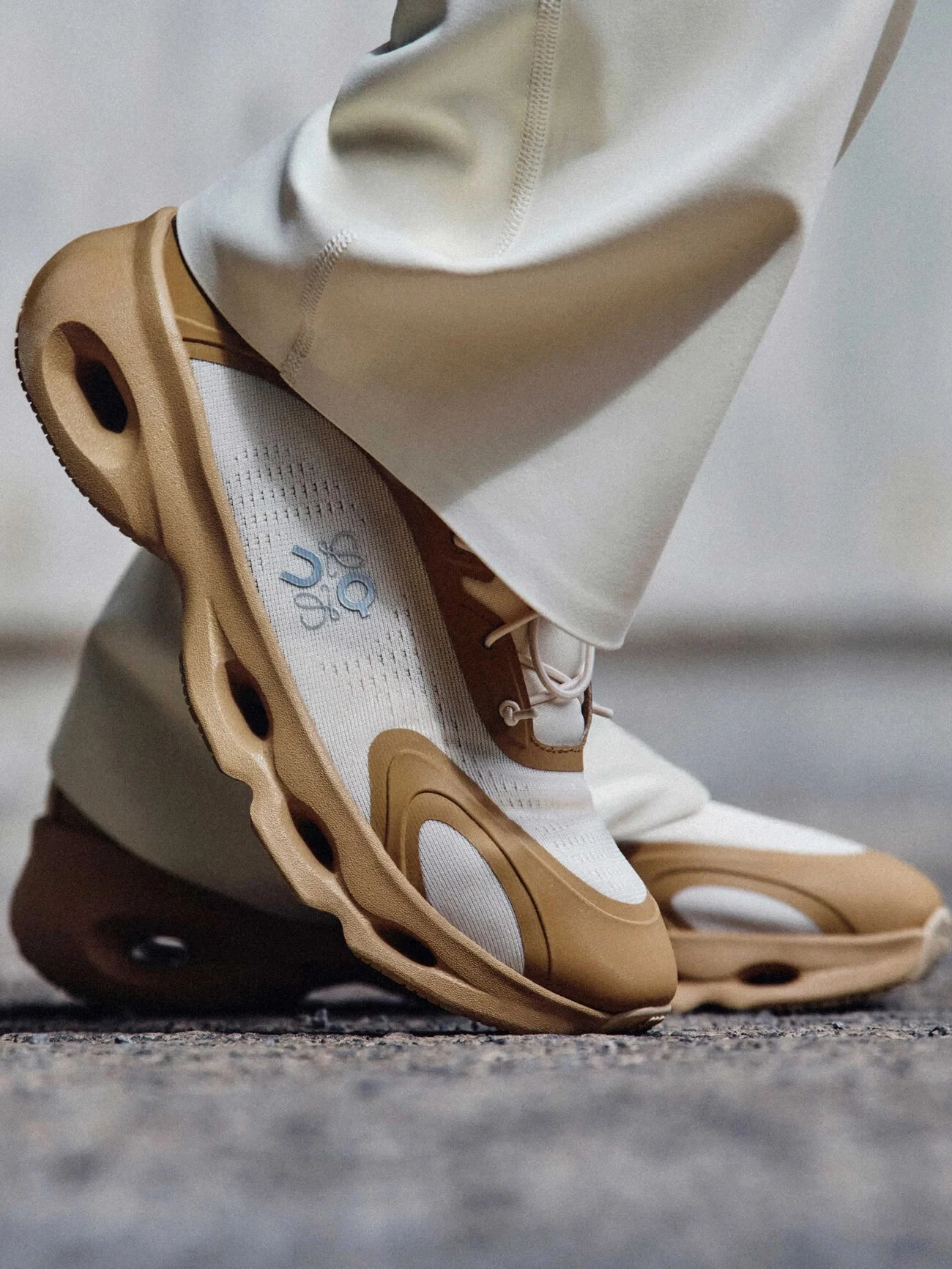 Чому всі так шаленіють від кросівок ON?
4