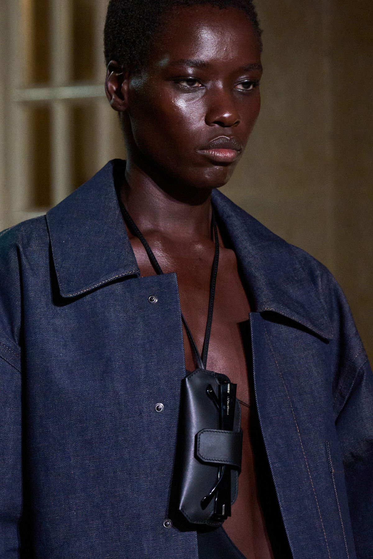 Перехід на шию: шарфи замість оздоблення сумок
9