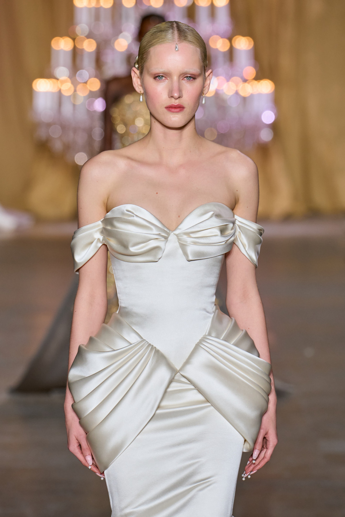 Ключові віяння весільних вбрань з Паризького тижня високої моди
19