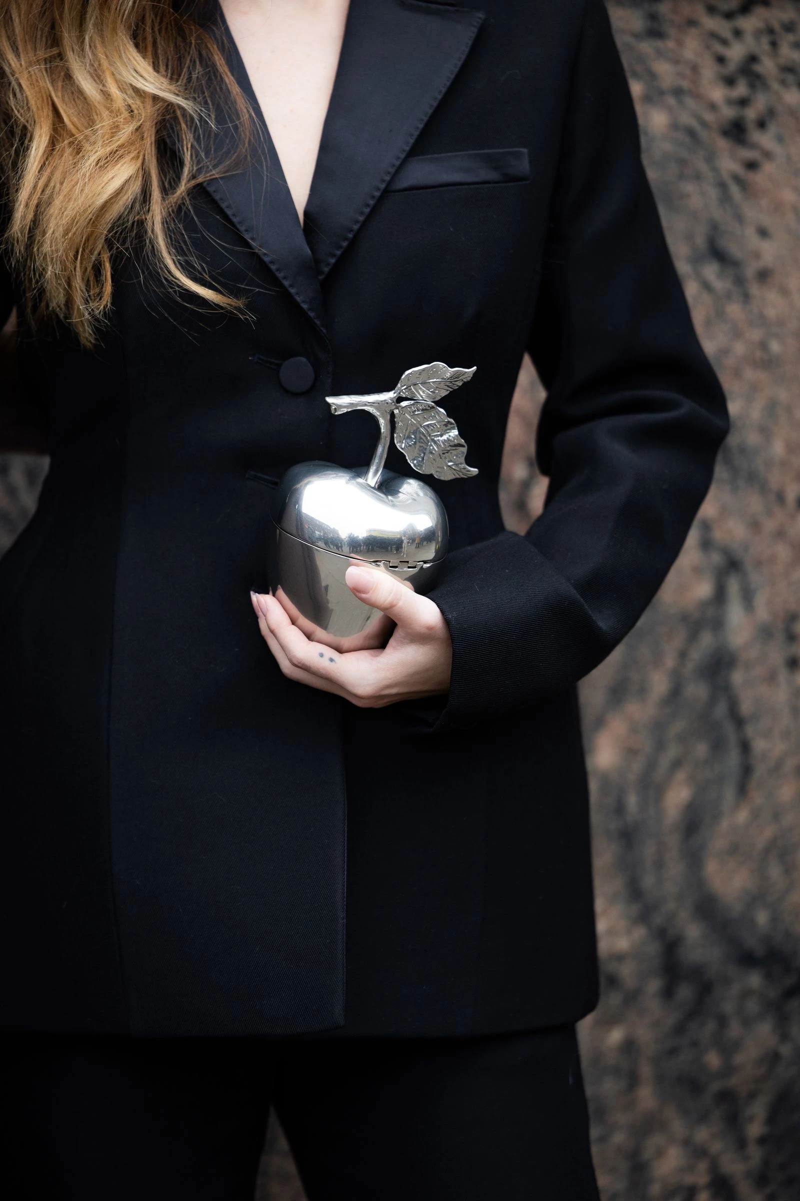 Найбільш обговорювані сумки з модних показів: стиль переважає функціональність.
2