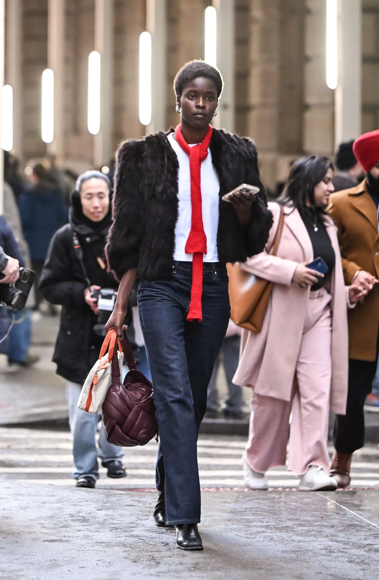 Вузькі джинси та чоботи з 90-х – ідеальний весняний образ
4