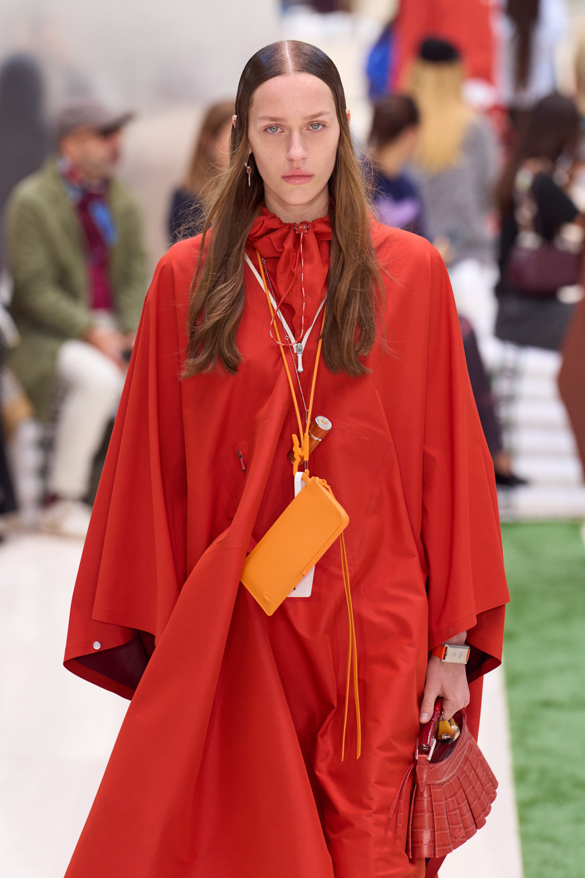 Перехід на шию: шарфи замість оздоблення сумок
2