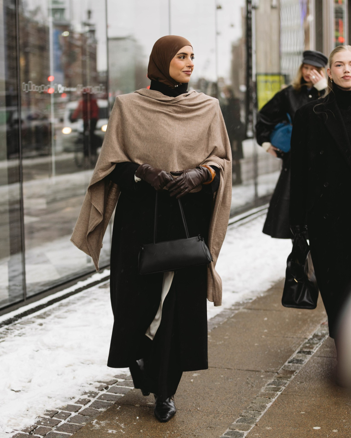 Тепле рішення: шаль і накидка – головний мікротренд зими.
4