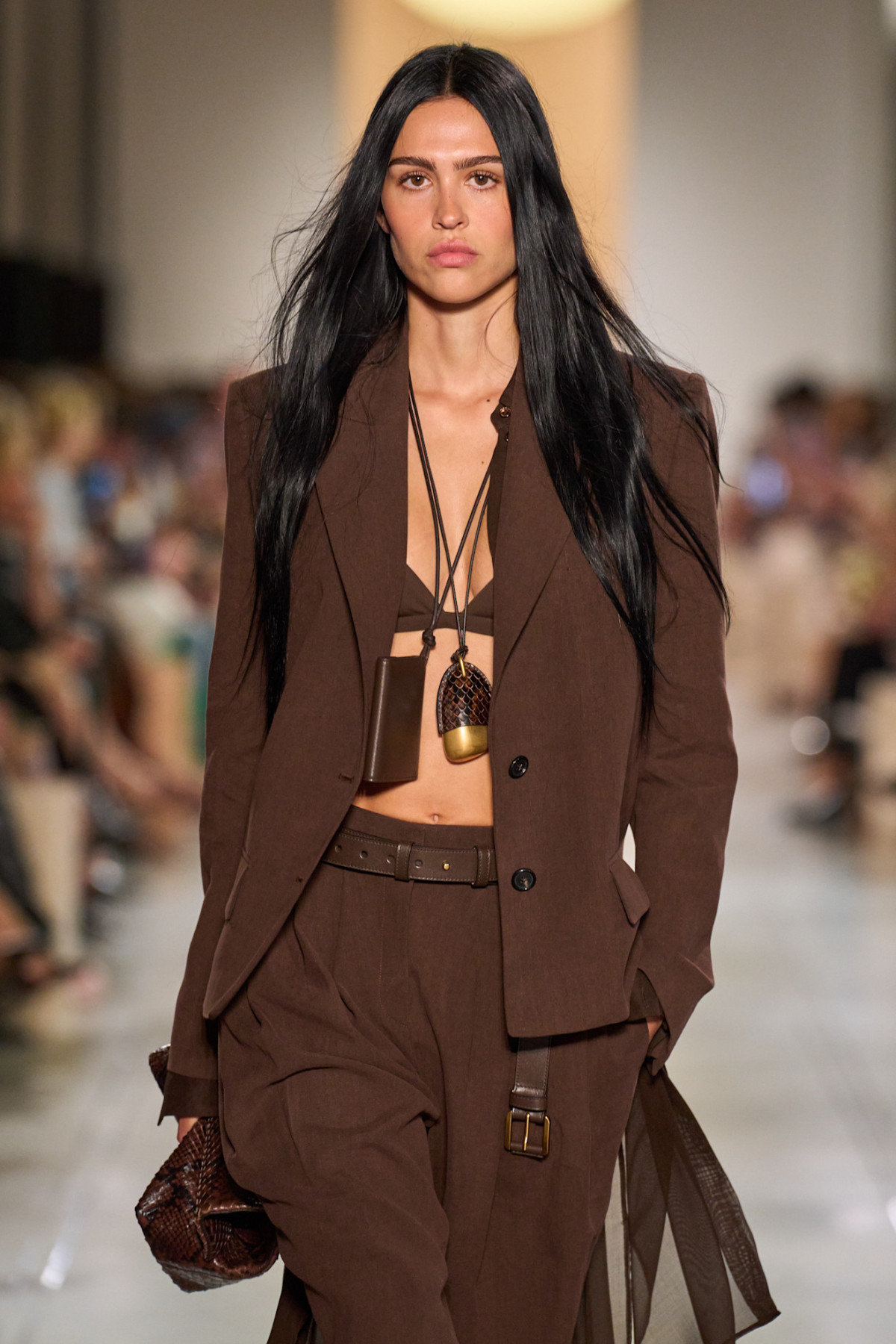 Перехід на шию: шарфи замість оздоблення сумок
4