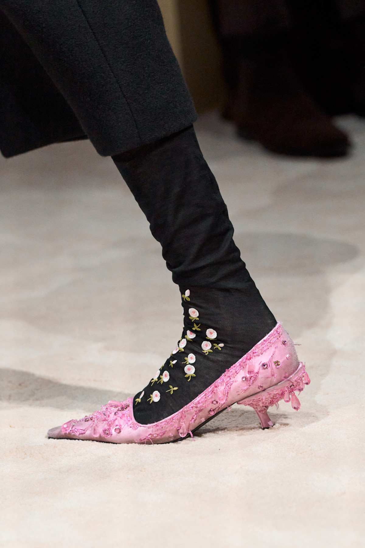 Пухнасті чоботи, розшиті шкарпетки та сумки з крокодилячої шкіри: які аксесуари Prada будуть в тренді цього сезону серед модниць
10