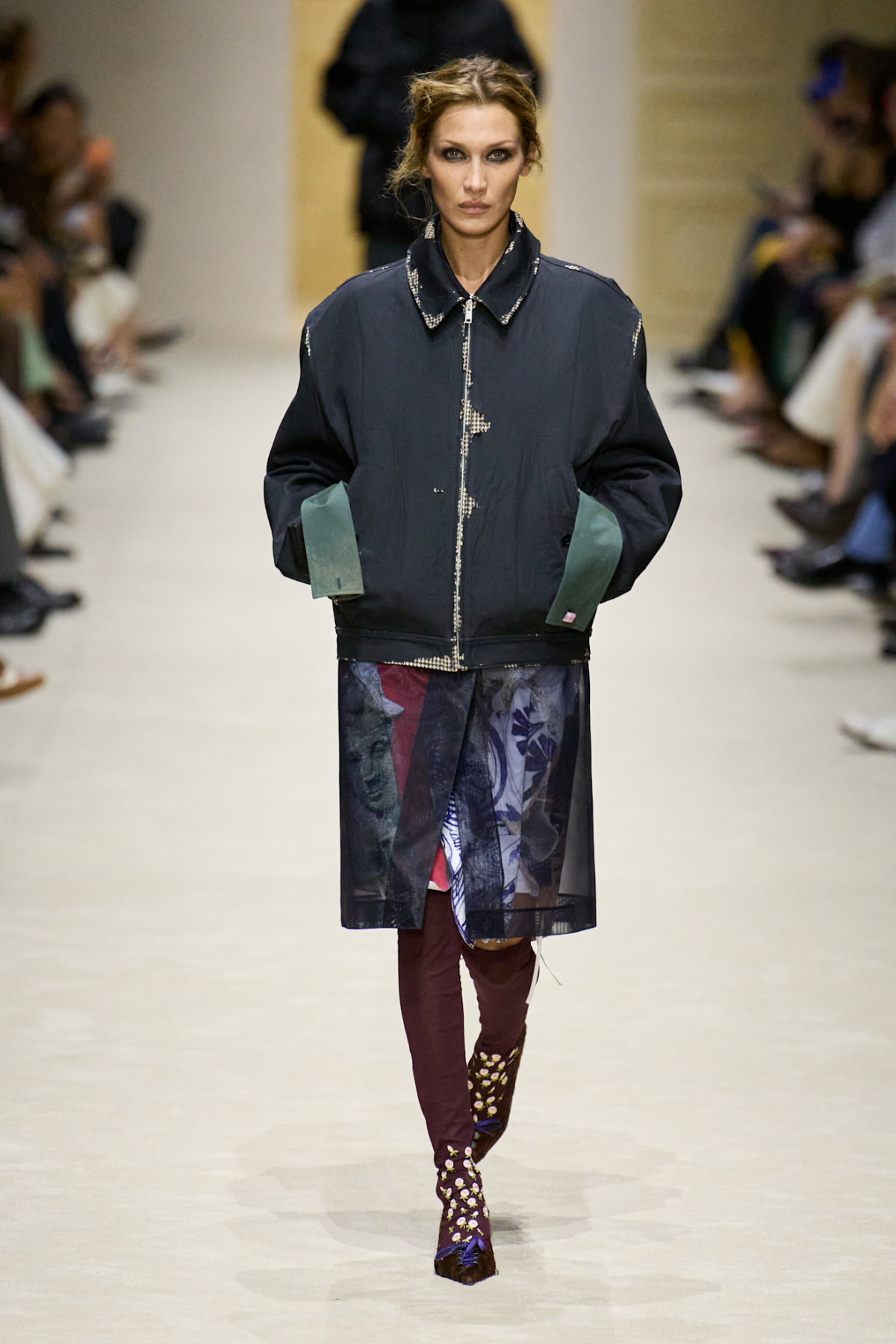 Prada змінила канони дефіле: 15 моделей, 15 луків, 60 варіацій.
2