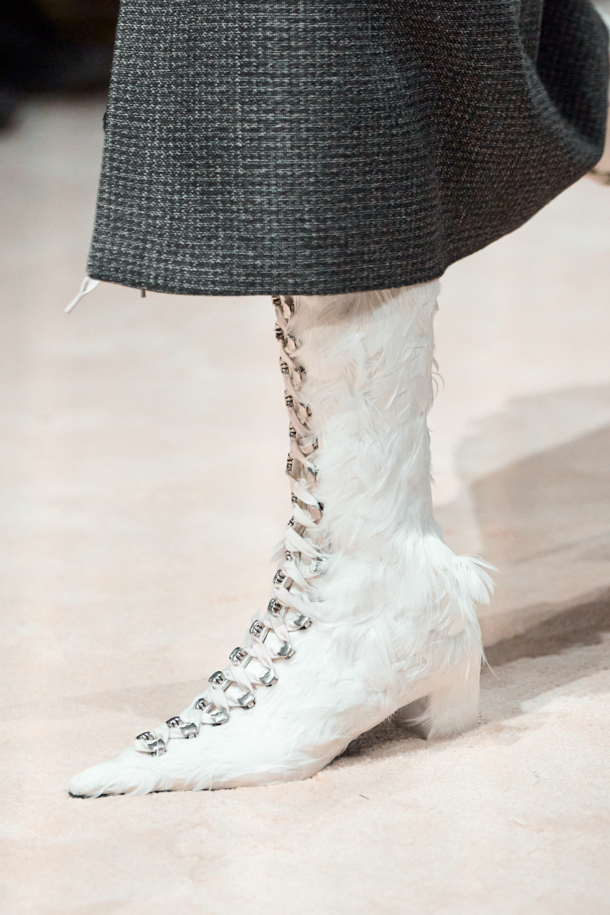 Пухнасті чоботи, розшиті шкарпетки та сумки з крокодилячої шкіри: які аксесуари Prada будуть в тренді цього сезону серед модниць
8