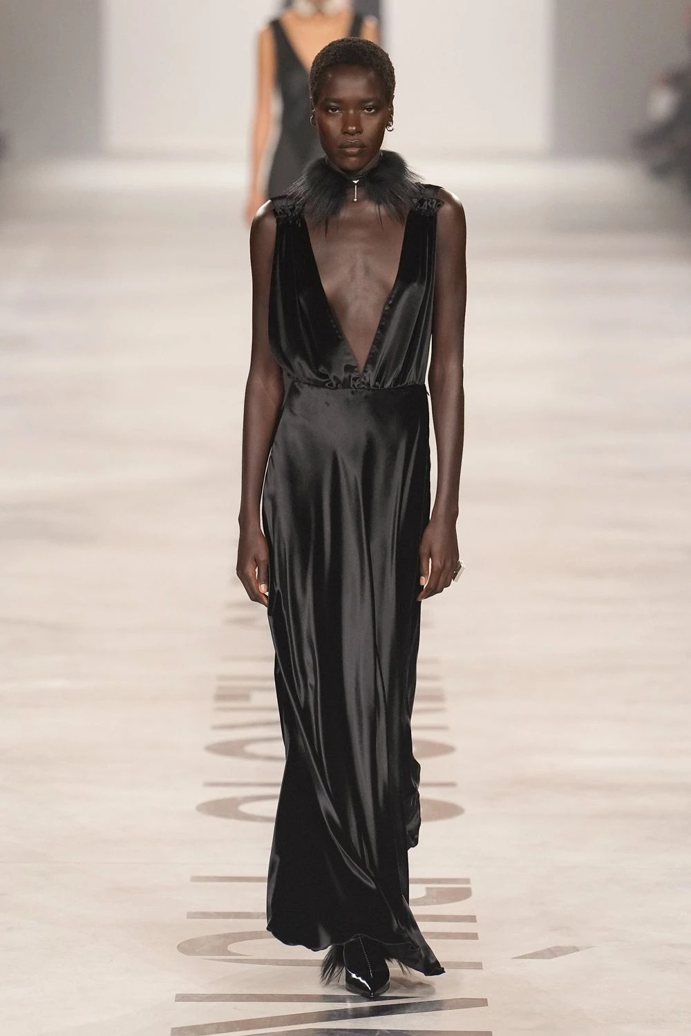 "Від "Я" до "Ми": Перша збірка Марії Грації К'юрі для Fendi
19