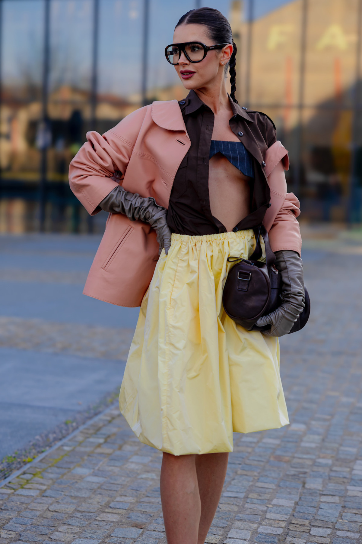 Найважливіший весняний тренд: стильні окуляри від сонця, помічені на Тижні моди в Мілані.
6