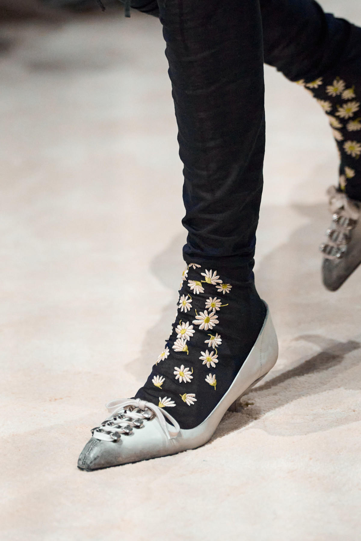 Пухнасті чоботи, розшиті шкарпетки та сумки з крокодилячої шкіри: які аксесуари Prada будуть в тренді цього сезону серед модниць
9